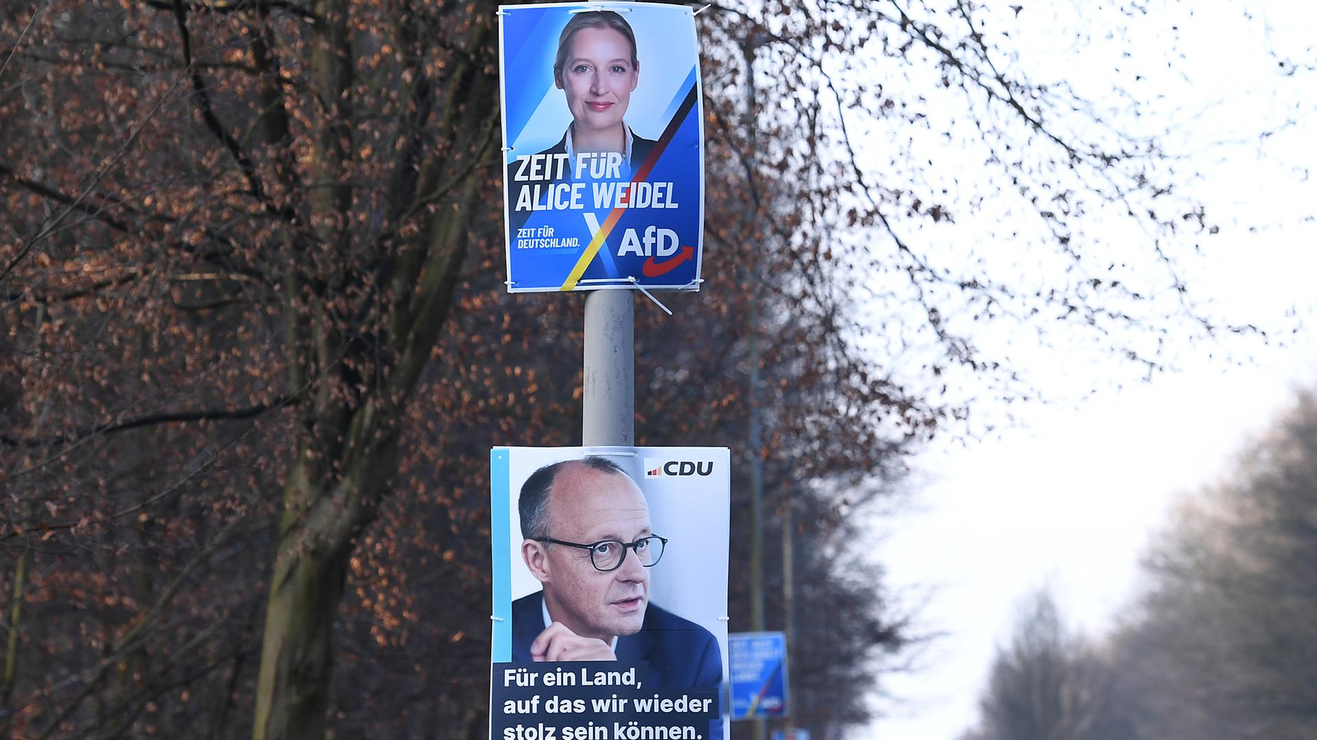 Oben: Ein Wahlplakat der AfD mit Alice Weidel und der Aufschrift: Zeit für Alice Weidel. Unten: Ein Wahlplakat der CDU mit Friedrich Merz und der Aufschrift: Für ein Land, auf das wir wieder stolz sein können.