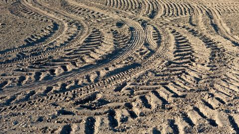 Traktorspuren auf einem Acker