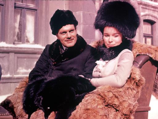 Omar Sharif mit Filmpartnerin Geraldine Chaplin 1965 in einer Szene von Doktor Schiwago, David Lean führte Regie