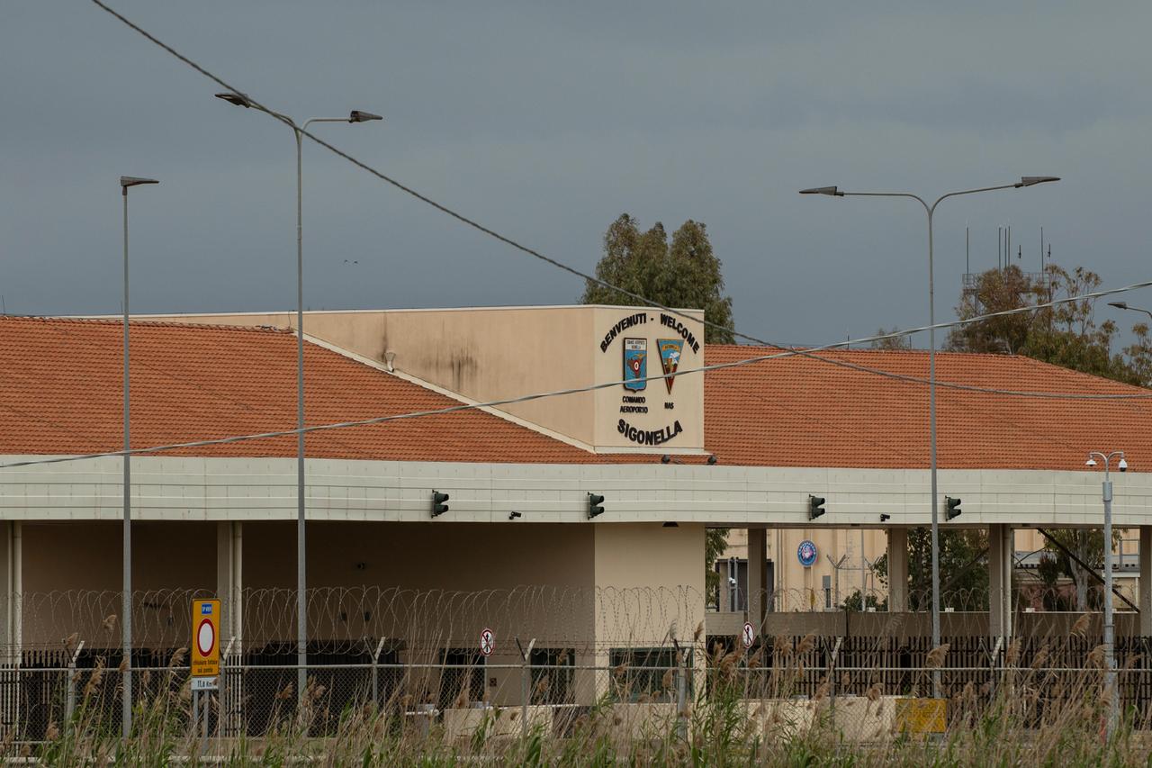 Blick auf das Hauptgebäude des Militärflughafens Sigonella in Italien