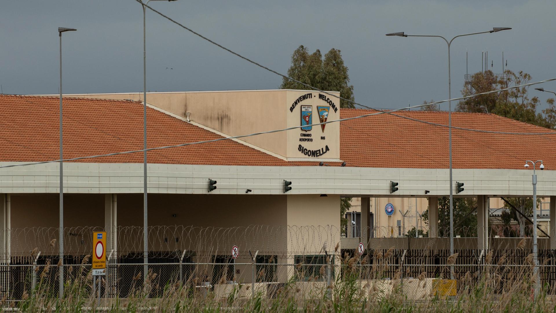 Blick auf das Hauptgebäude des Militärflughafens Sigonella in Italien