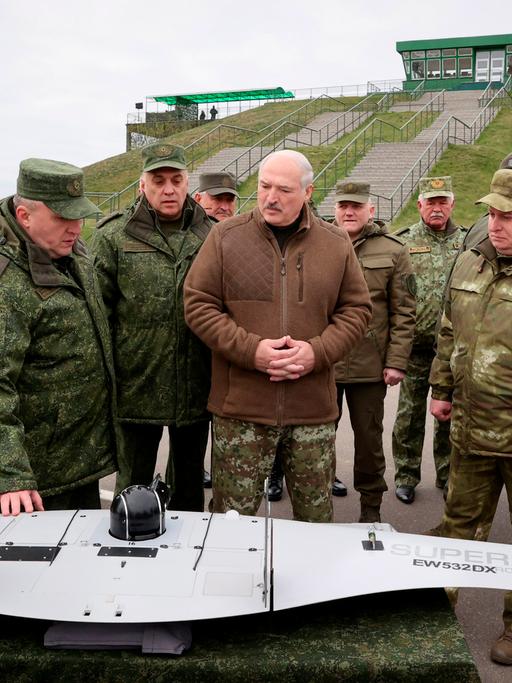 Der belarussische Machthaber Alexander Lukaschenko lässt sich Waffen vorführen Der belarussische Machthaber Alexander Lukaschenko lässt sich Waffen vorführen