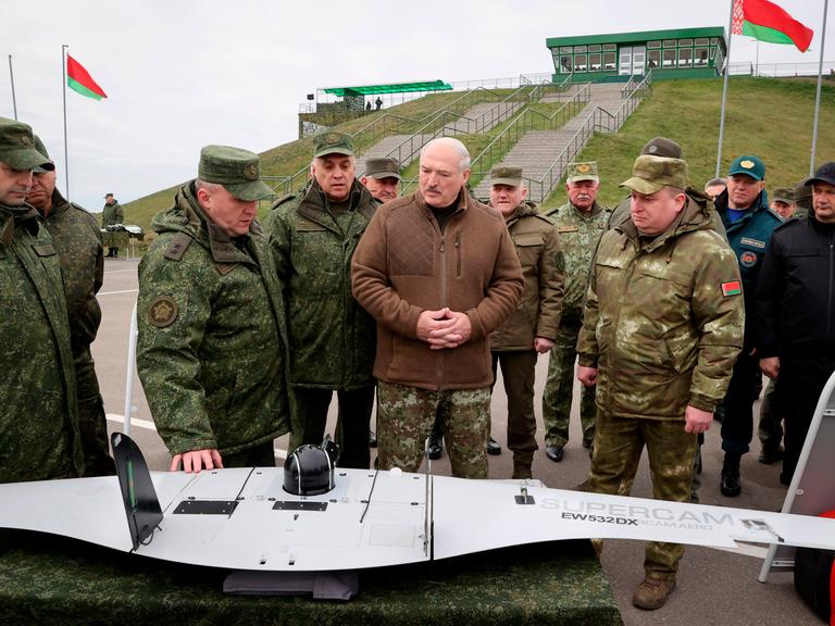 Der belarussische Machthaber Alexander Lukaschenko lässt sich Waffen vorführen Der belarussische Machthaber Alexander Lukaschenko lässt sich Waffen vorführen