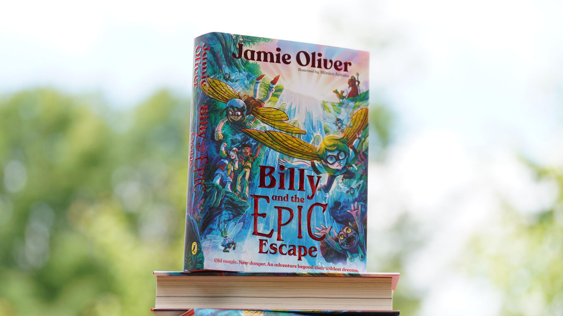 Ein Stapel von Jamie Olivers Kinderbuch "Billy and the Epic Escape".