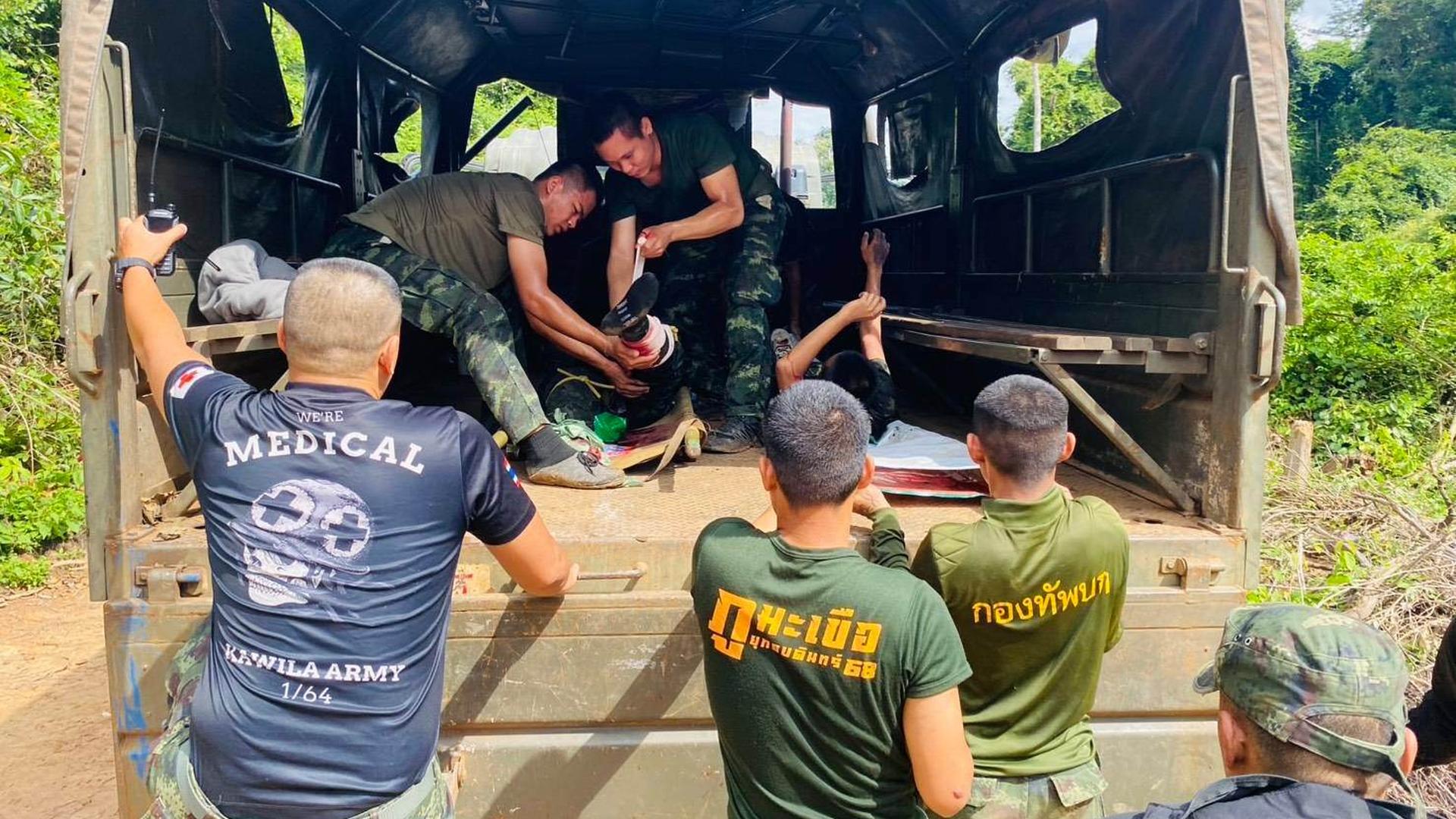 Sisaket: Auf diesem von der Königlich Thailändischen Armee veröffentlichten Foto werden zwei Soldaten, die während einer Patrouille nahe der thailändisch-kambodschanischen Grenze durch eine Landmine verletzt wurden in einen Laster gehoben.