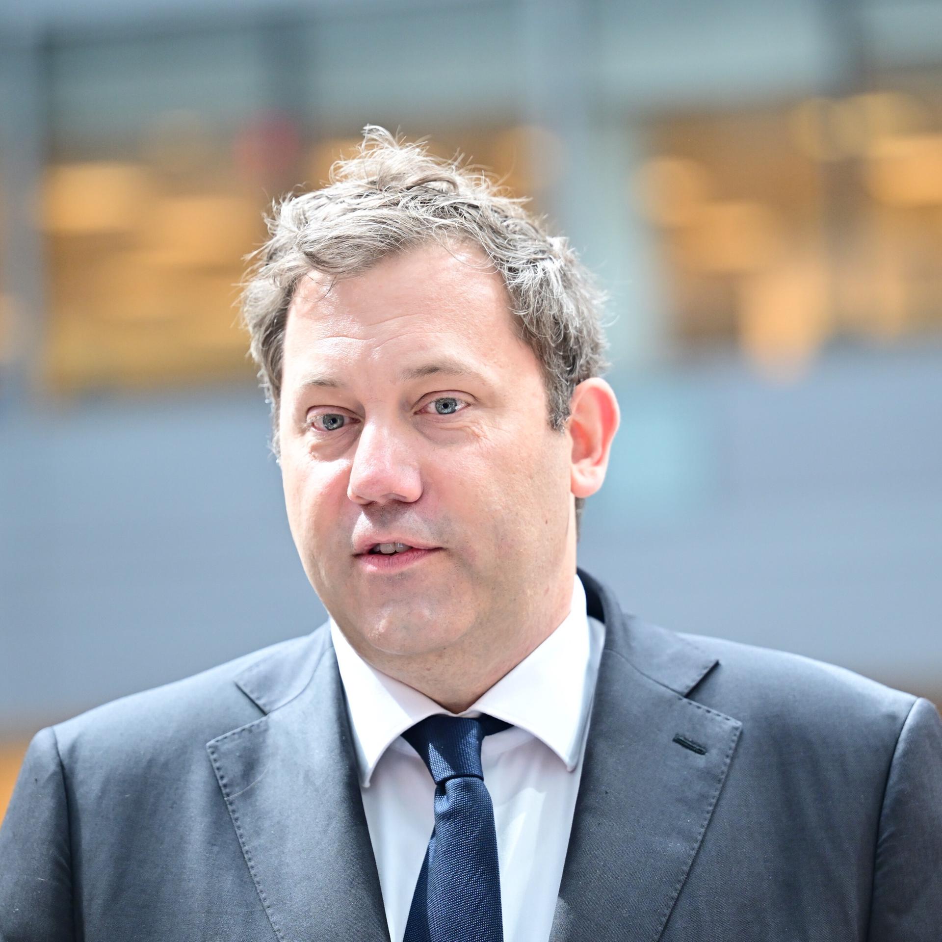 Porträtaufnahme von Lars Klingbeil (SPD) vor unscharfem Hintergrund