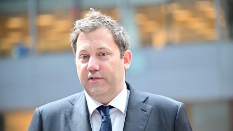 Porträtaufnahme von Lars Klingbeil (SPD) vor unscharfem Hintergrund