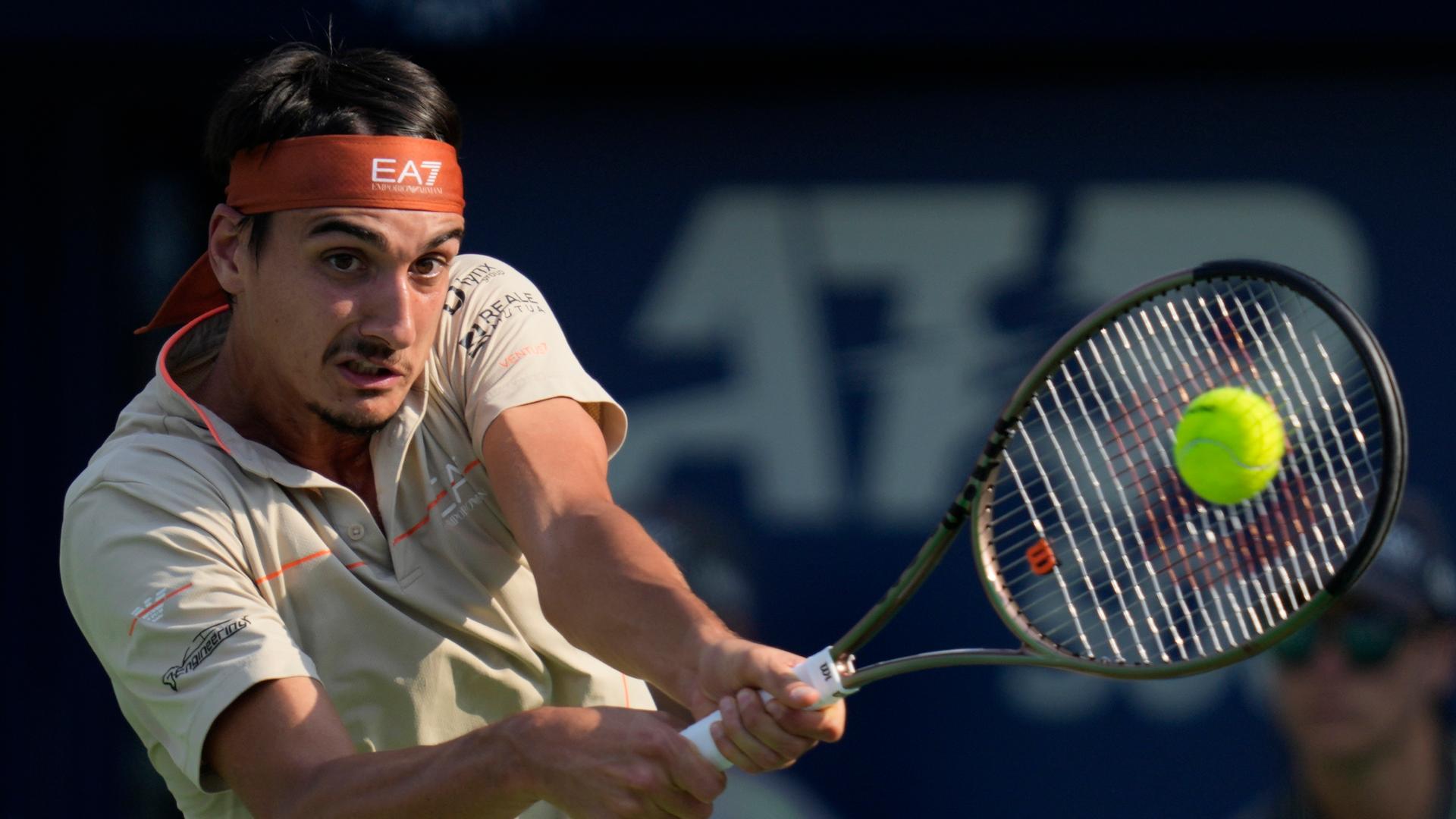Tennisspieler Alexander Zverev schlägt den Ball.