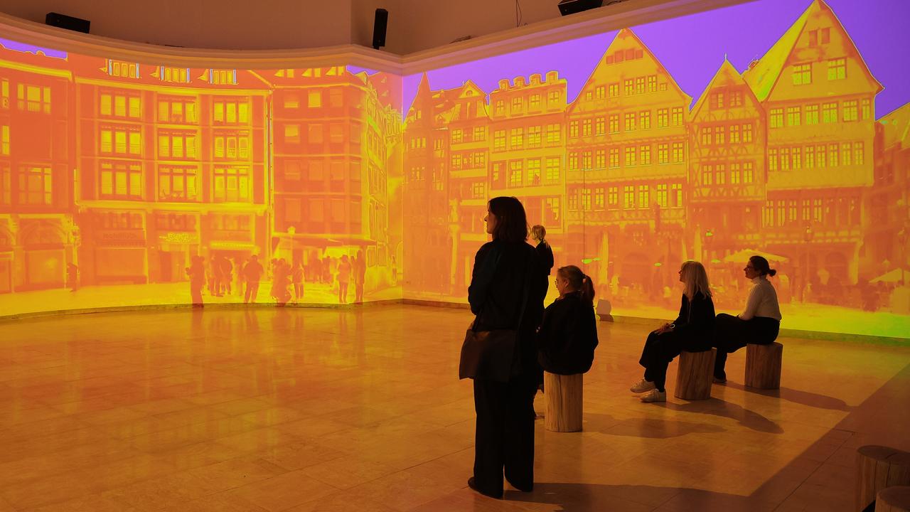 Im deutschen Pavillion auf der Architekturbiennale in Venedig 2025 wird im Stressraum anhand von Aufnahmen mit Wärmebildkameras das Hitzeflimmern sichtbar