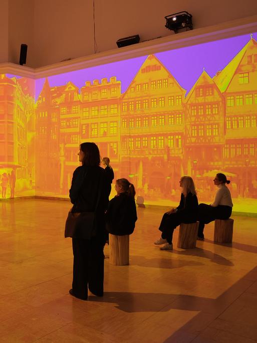 Im deutschen Pavillion auf der Architekturbiennale in Venedig 2025 wird im Stressraum anhand von Aufnahmen mit Wärmebildkameras das Hitzeflimmern sichtbar