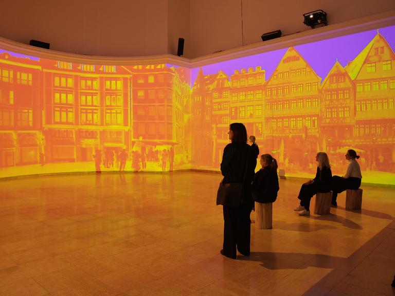 Im deutschen Pavillion auf der Architekturbiennale in Venedig 2025 wird im Stressraum anhand von Aufnahmen mit Wärmebildkameras das Hitzeflimmern sichtbar
