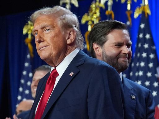 Die US-Republikaner Donald Trump und JD Vance freuen sich über ihren Wahlsieg 2024.