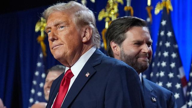 Die US-Republikaner Donald Trump und JD Vance freuen sich über ihren Wahlsieg 2024.