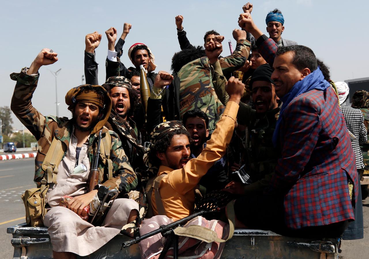 Jemens Huthi-Anhänger singen Parolen, während sie ein Fahrzeug fahren, nachdem sie an einer Beerdigung von Kämpfern teilgenommen haben, die während der andauernden Kämpfe zwischen den mit dem Iran verbündeten Kämpfern der Huthi-Bewegung und Kräften der gestürzten Regierung, die von der Koalitionsführung unterstützt wurden, getötet wurden von Saudi-Arabien, am 17. März 2022 in Sanaa, Jemen