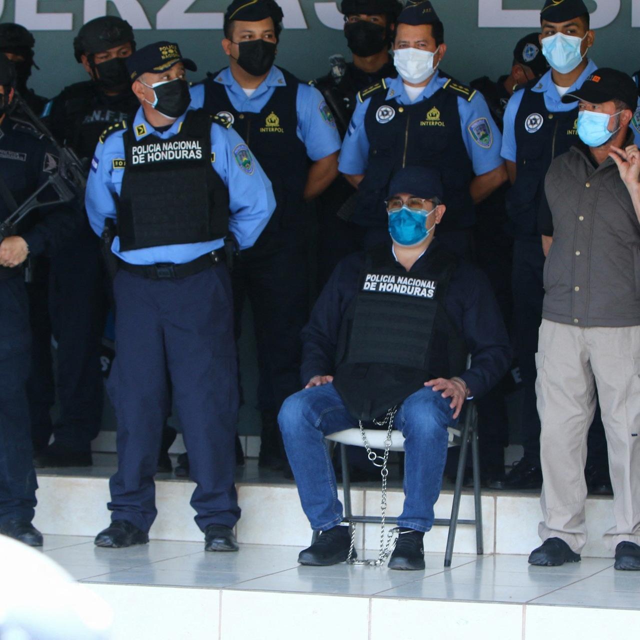 Honduras' Ex-Präsident Juan Orlando Hernandez in Handschellen in Tegucigalpa am 15. Februar 2022