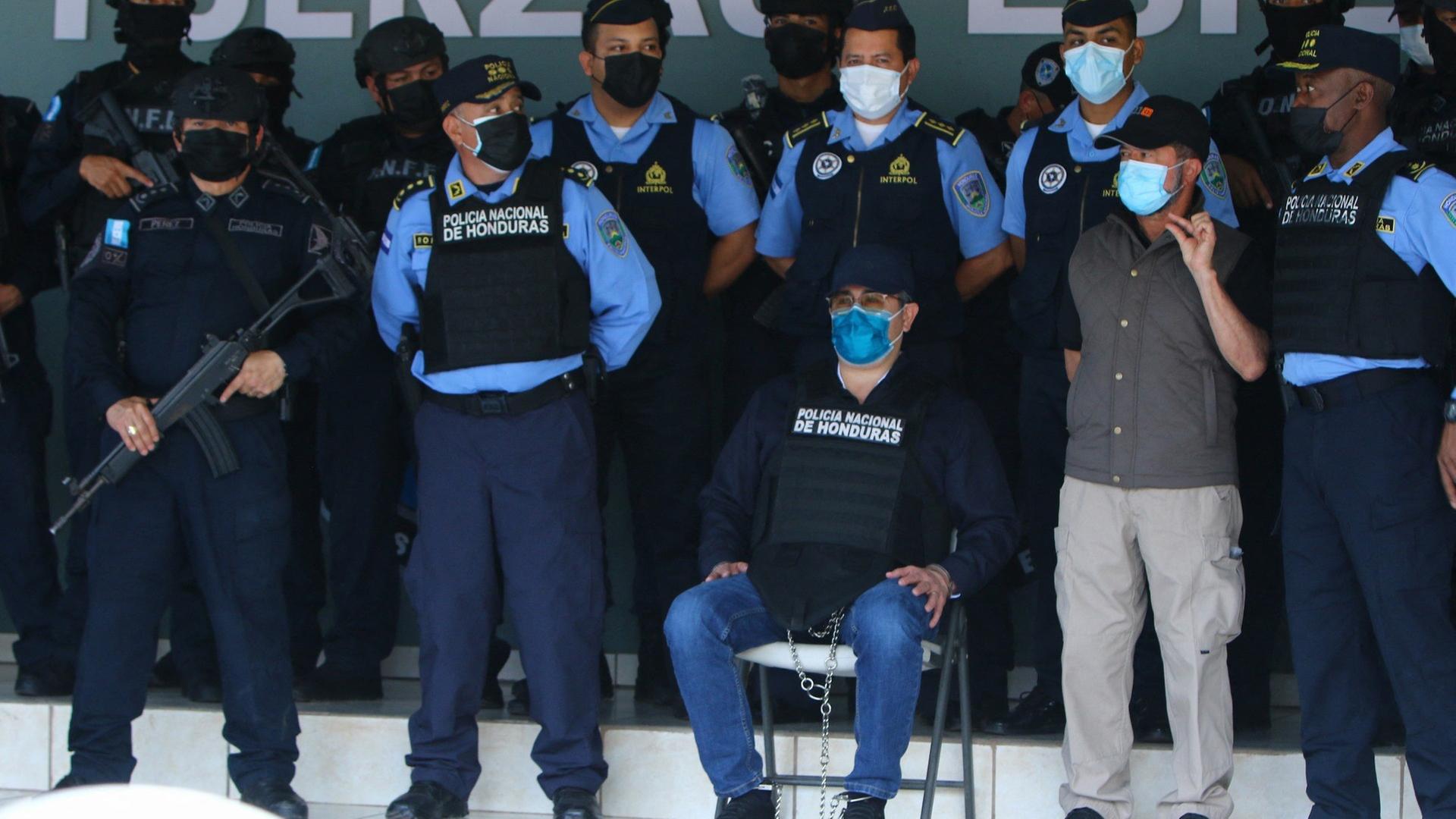 Honduras' Ex-Präsident Juan Orlando Hernandez in Handschellen in Tegucigalpa am 15. Februar 2022