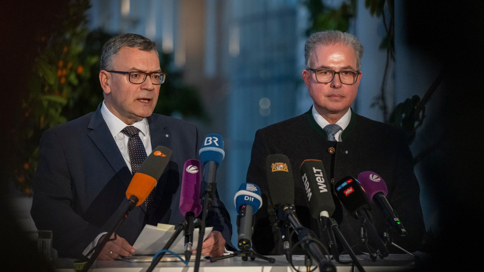 Florian Herrmann (l, CSU) und Florian Streib (r)l, Freie-Wähler-Fraktionschef, geben nach dem Treffen des Koalitionsausschusses von CSU und Freien Wählern ein Statement ab. Florian Herrmann (l, CSU) und Florian Streib (r)l, Freie-Wähler-Fraktionschef, geben nach dem Treffen des Koalitionsausschusses von CSU und Freien Wählern ein Statement ab.