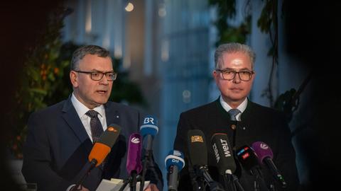 Florian Herrmann (l, CSU) und Florian Streib (r)l, Freie-Wähler-Fraktionschef, geben nach dem Treffen des Koalitionsausschusses von CSU und Freien Wählern ein Statement ab.