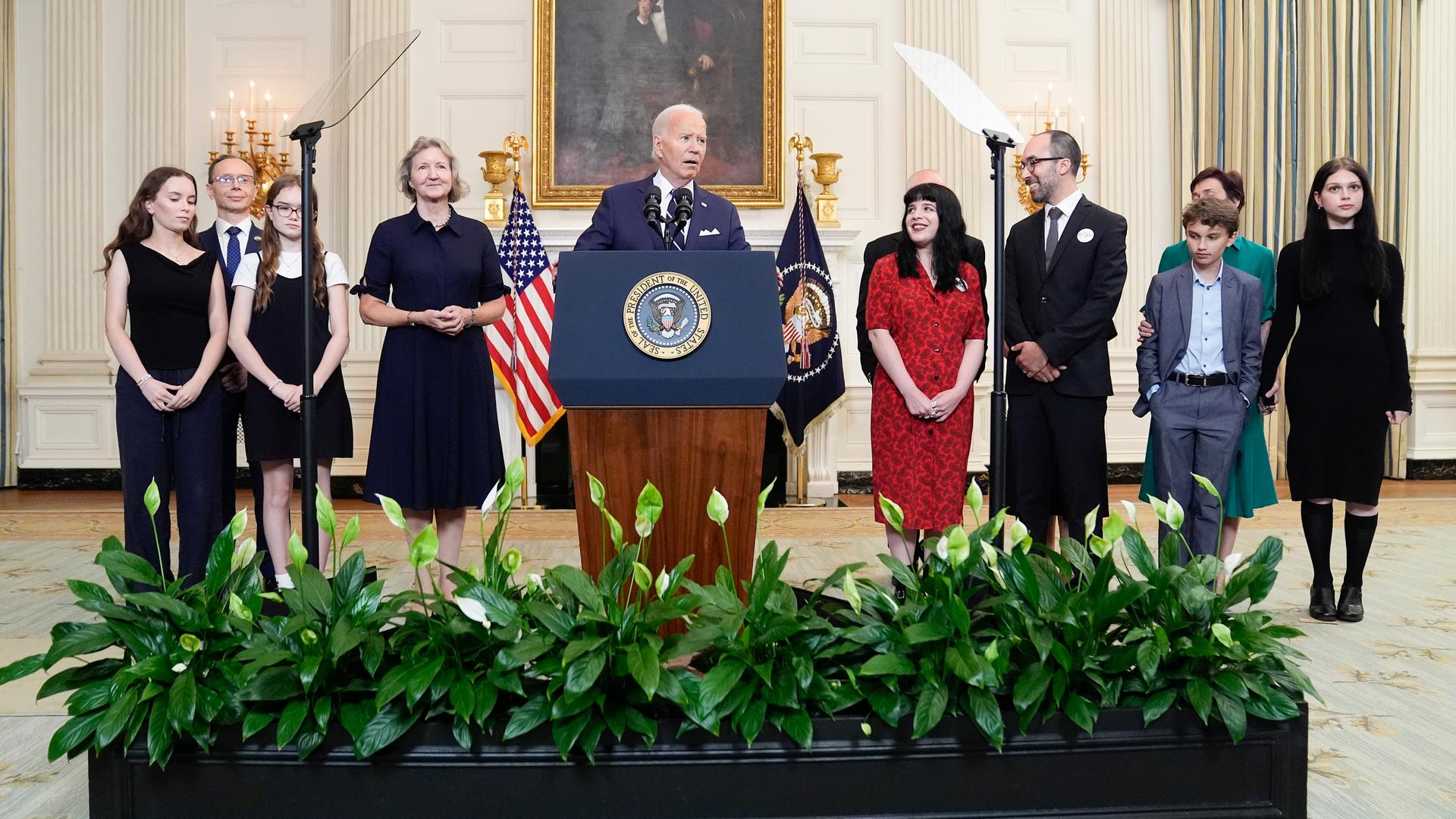 US-Präsident Joe Biden hält zwischen Familienmitgliedern der Geiseln eine Rede zum Gefangenenaustausch mit Russland.