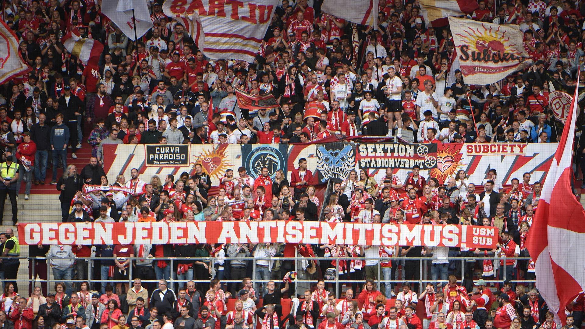 Fans von Mainz 05 halten ein Banner gegen Antisemitismus (Archiv).