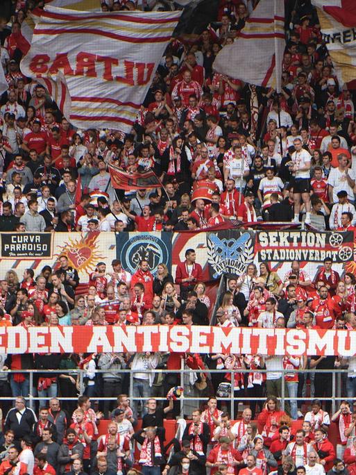 Fans von Mainz 05 halten ein Banner gegen Antisemitismus (Archiv).