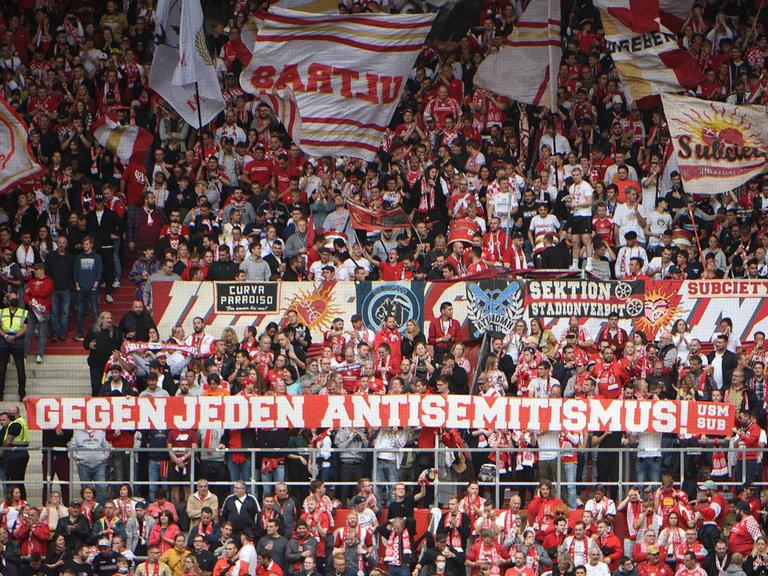 Fans von Mainz 05 halten ein Banner gegen Antisemitismus (Archiv).