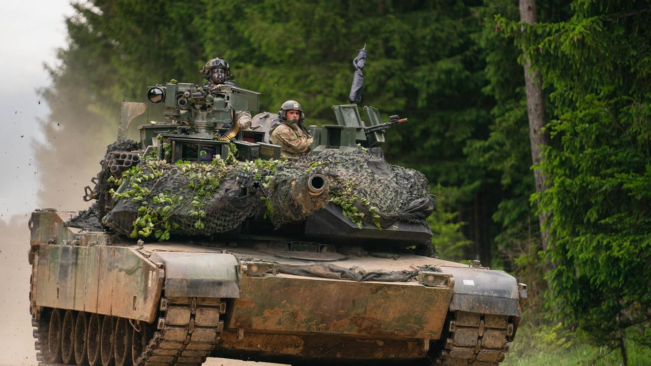 Ein Panzer des Typs M1 Abrams der US Army fährt über eine Strasse.