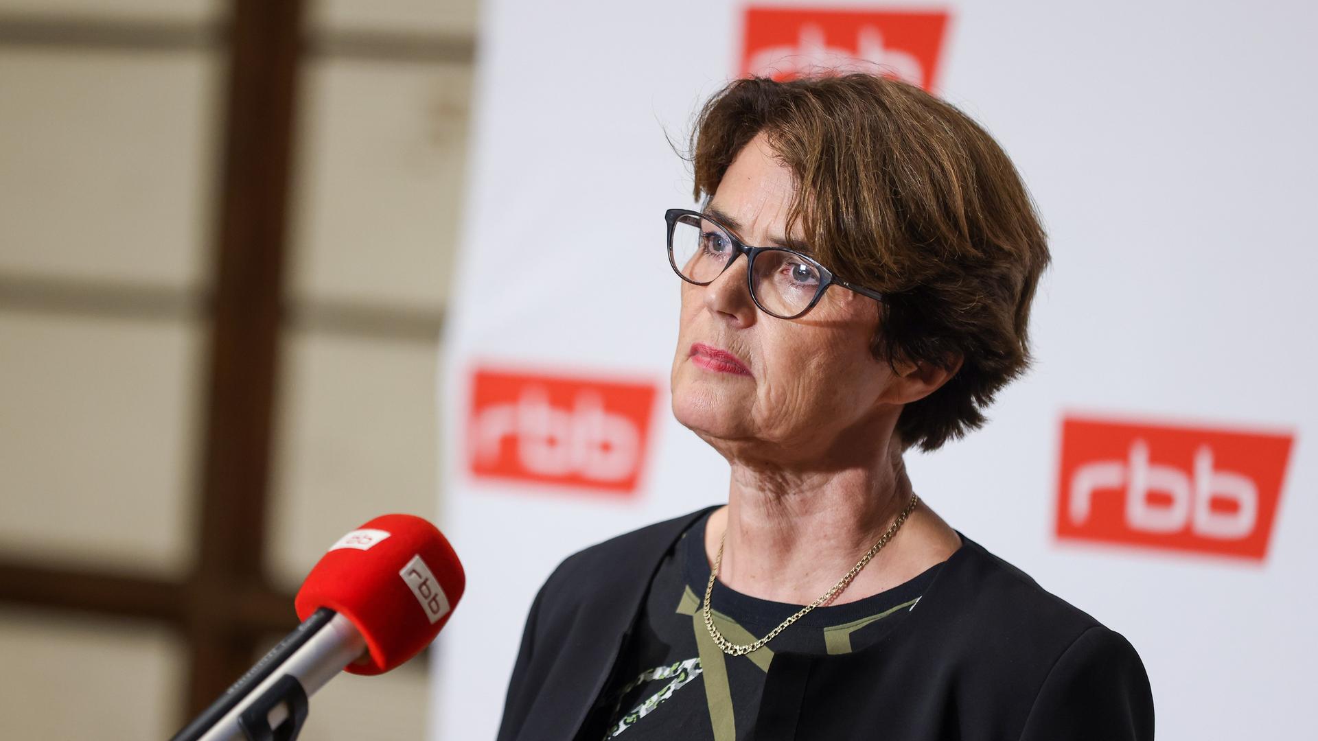 Die Vorsitzende des RBB Rundfunkrates, Friederike von Kirchbach, vor einem Mikrofon.