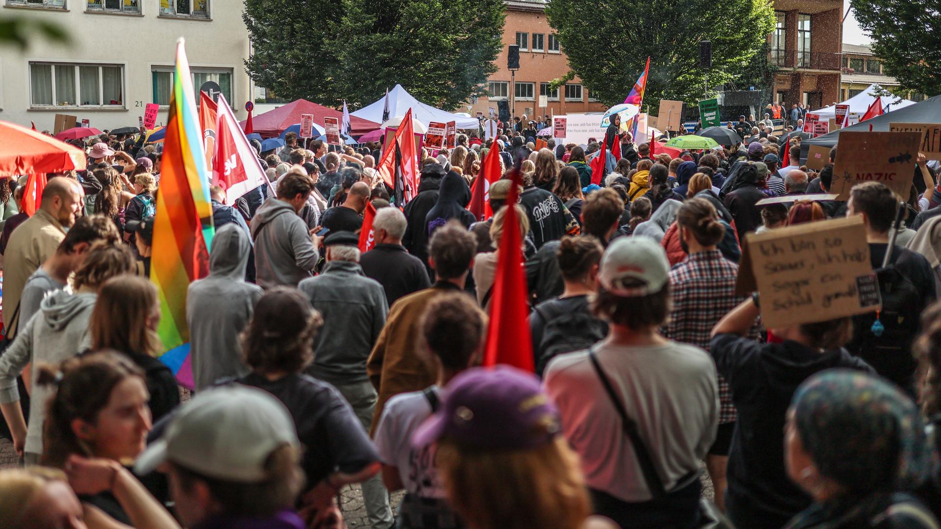 Zahlreiche Demonstranten stehen vor dem Austragungsort in Tübingen. 