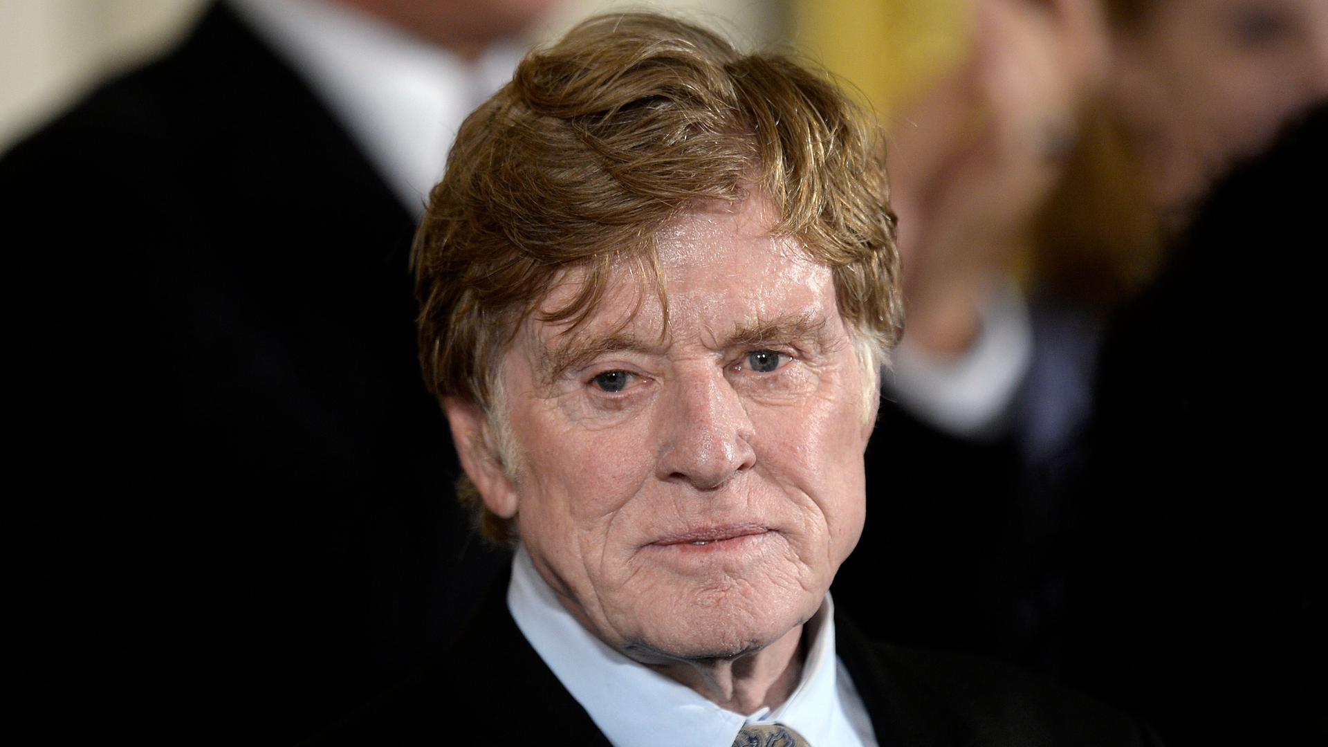 Portrait von Robert Redford im schwarzen Anzug