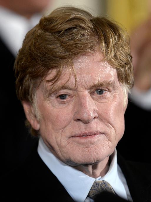 Portrait von Robert Redford im schwarzen Anzug Portrait von Robert Redford im schwarzen Anzug