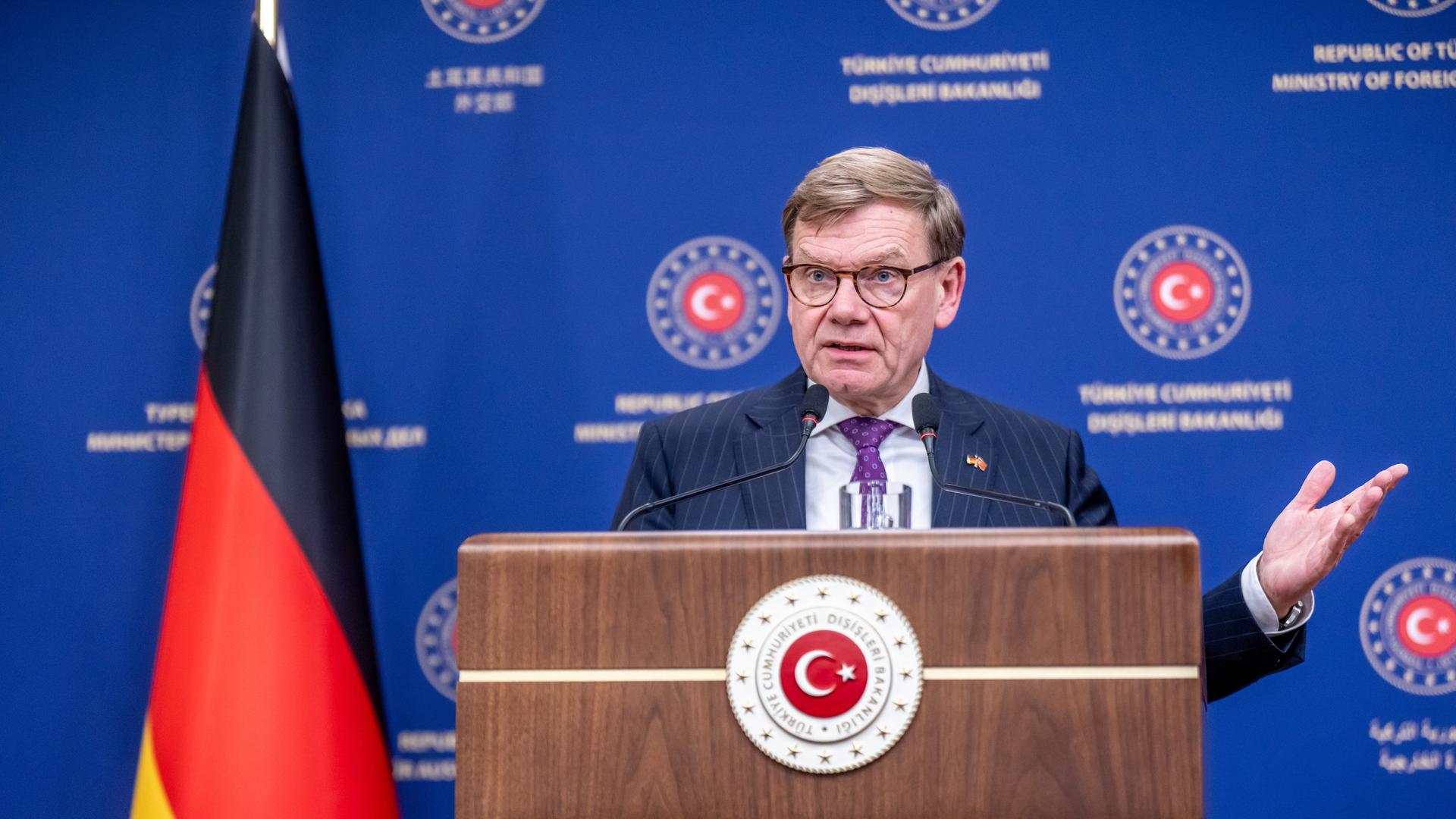 Johann Wadephul (CDU), Außenminister, an einem Rednerpult mit dem türkischen Wappen - im Hintergrund die deutsche Flagge Johann Wadephul (CDU), Außenminister, an einem Rednerpult mit dem türkischen Wappen - im Hintergrund die deutsche Flagge