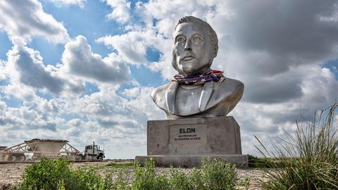 Eine riesige Büste von Elon Musk steht an der Straße zu Starbase, der umstrittenenen neuen Stadt rund um den Raketenstartplatz von SpaceX in Südtexas