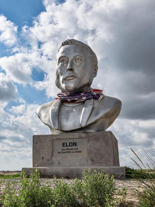 Eine riesige Büste von Elon Musk steht an der Straße zu Starbase, der umstrittenenen neuen Stadt rund um den Raketenstartplatz von SpaceX in Südtexas