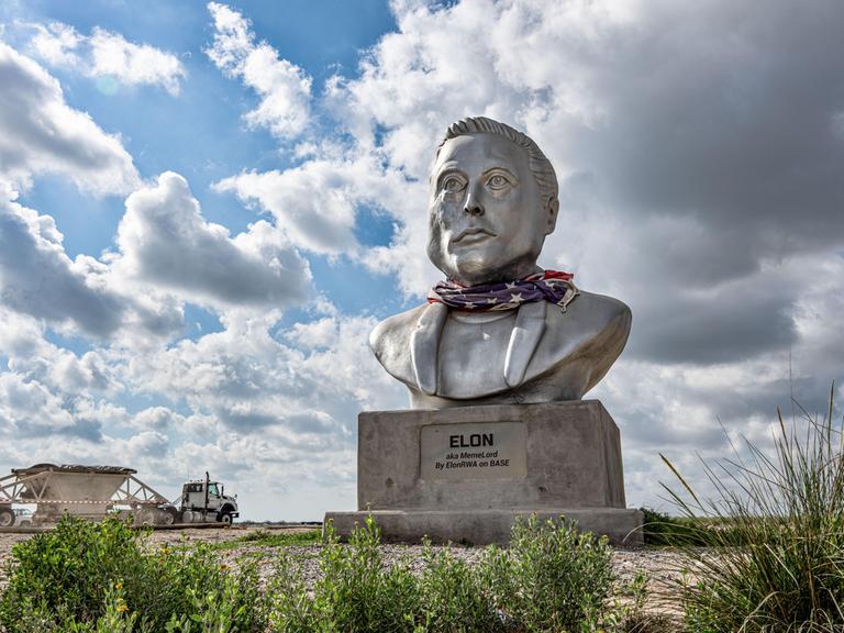 Eine riesige Büste von Elon Musk steht an der Straße zu Starbase, der umstrittenenen neuen Stadt rund um den Raketenstartplatz von SpaceX in Südtexas