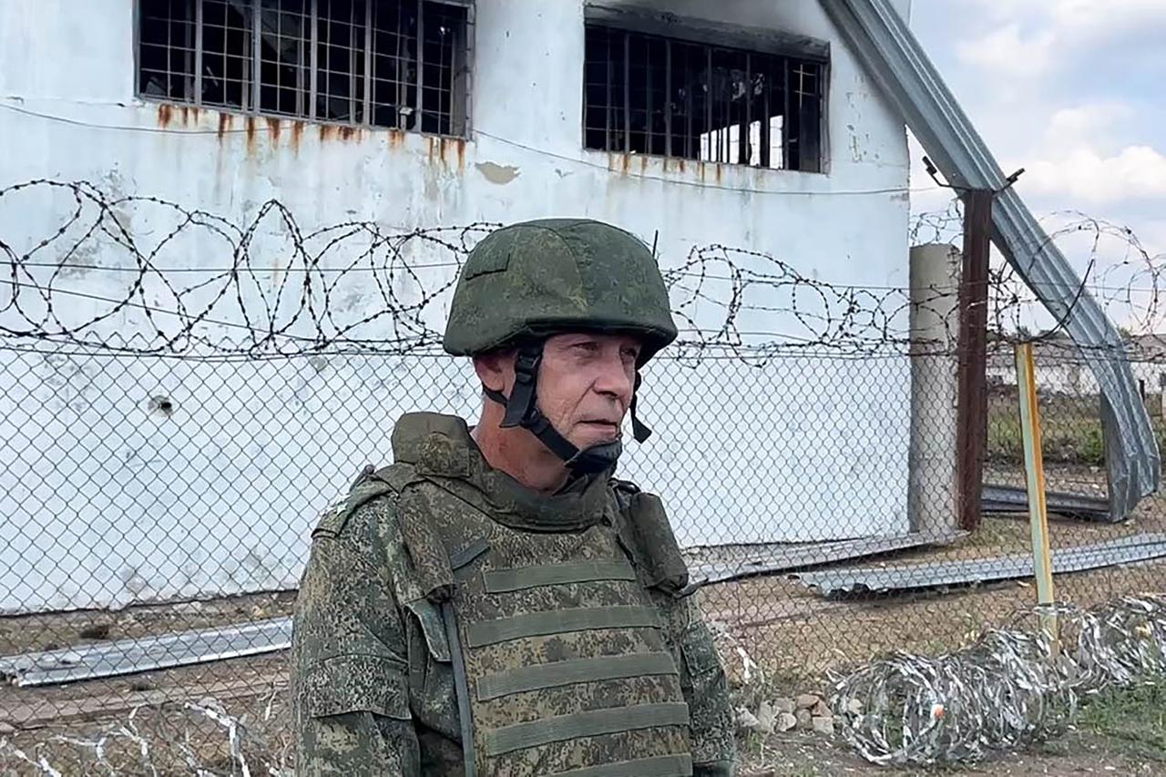 Eduard Basurin, Militärführer der selbsternannten "Volksrepublik Donezk" vor dem zerstörten Kriegsgefangenenlager in Oleniwka, wo 50 ukrainische Asow-Kämpfer bei einem Angriff getötet wurden
