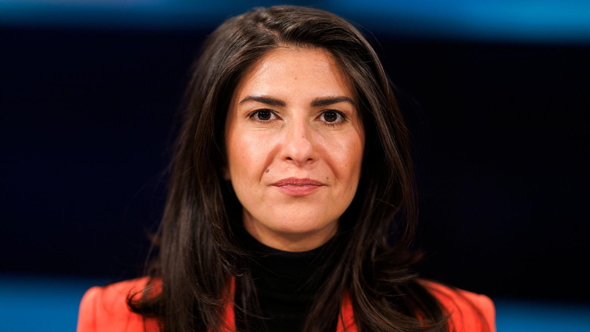 Porträt der Politikerin Serap Güler in einer Talkshow, 2024.