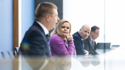 (L-R) Thomas Haldenwang, Präsident des Bundesamts für  Verfassungsschutz (BfV), und Nancy Faeser (SPD), Bundesministerin für Inneres und Heimat.