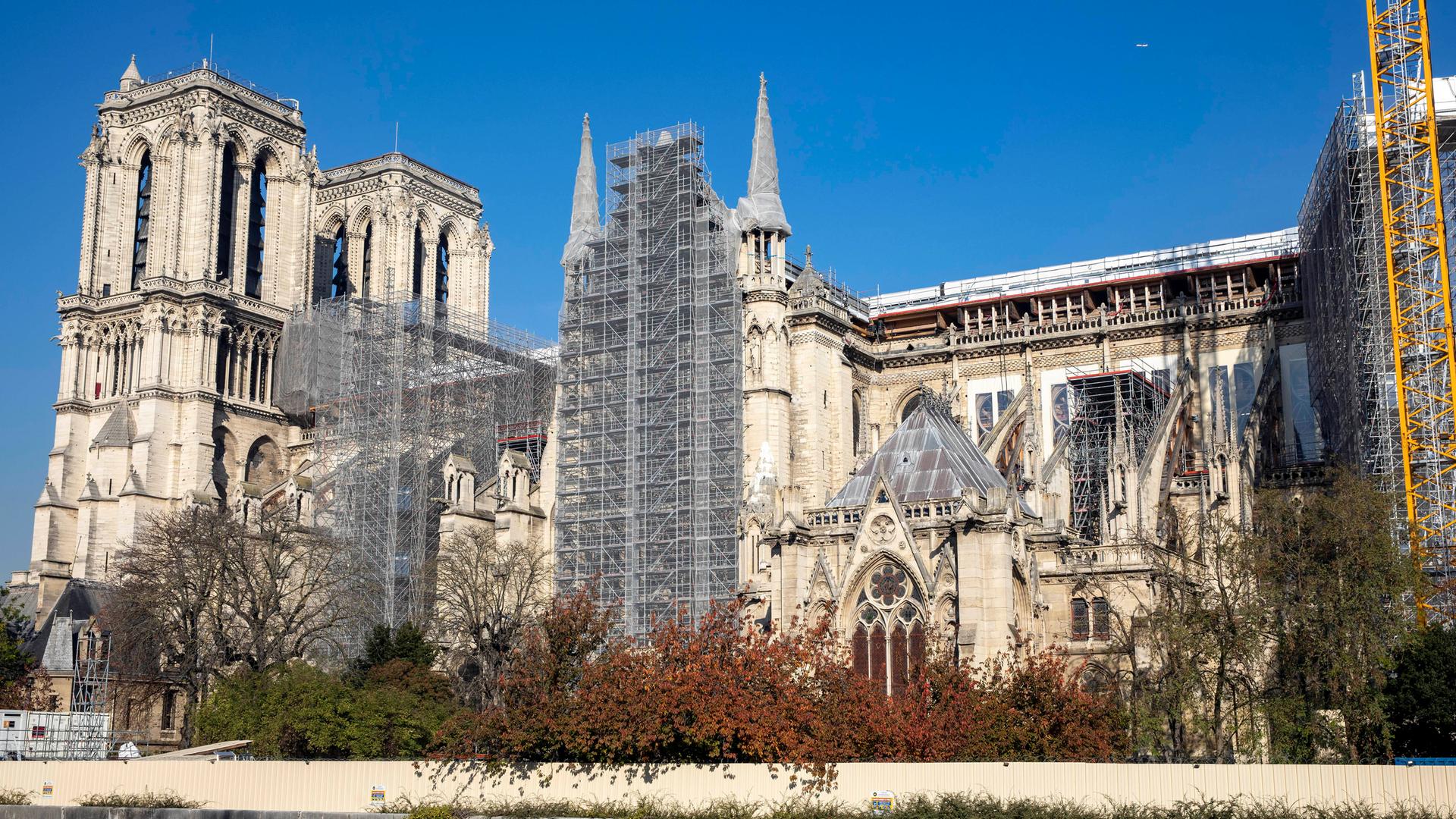 Die Kirche Notre-Dame in Paris mit Baugerüsten.