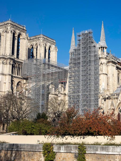 Die Kathedrale Notre-Dame in Paris mit Baugerüsten.