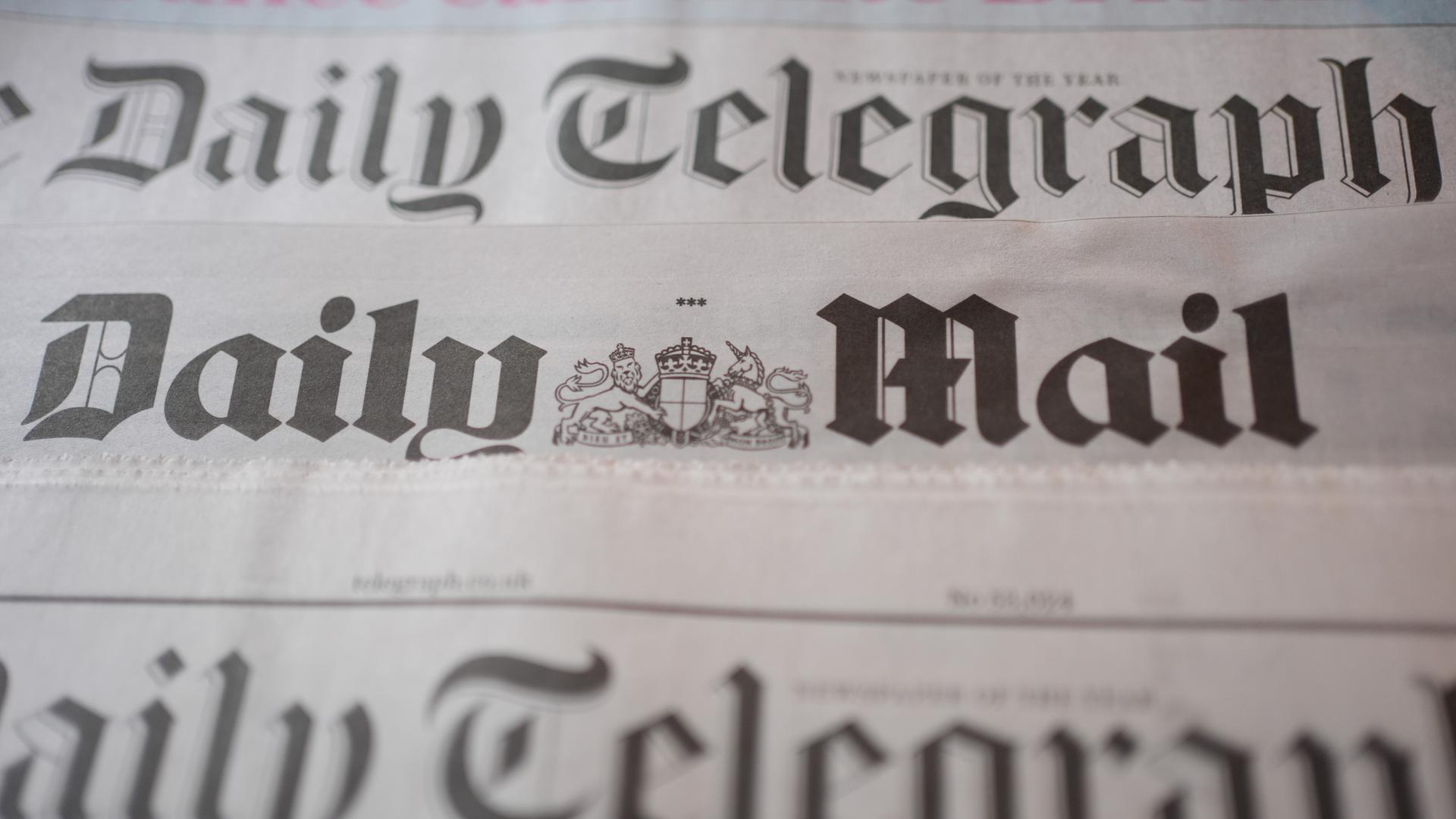 Der Schriftzug "Daily Telegraph" und "Daily Mail" auf einer Zeitung