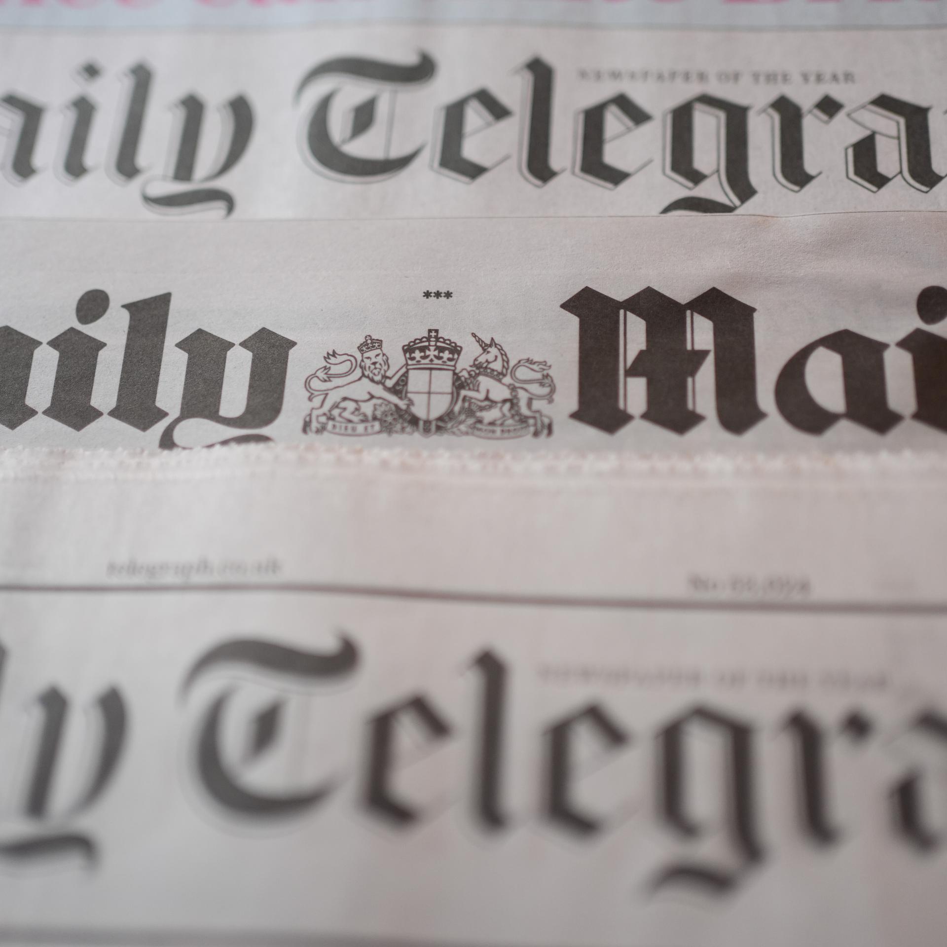 Der Schriftzug "Daily Telegraph" und "Daily Mail" auf einer Zeitung