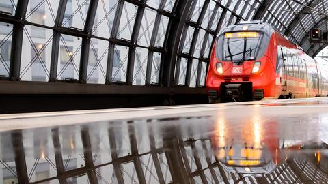 Ein Regionalzug fährt am Berliner Hauptbahnhof ein.