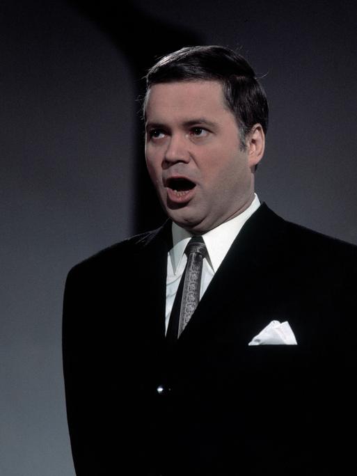 Dietrich Fischer-Dieskau bei einer Fernsehraufzeichnung singend im Februar 1969. 