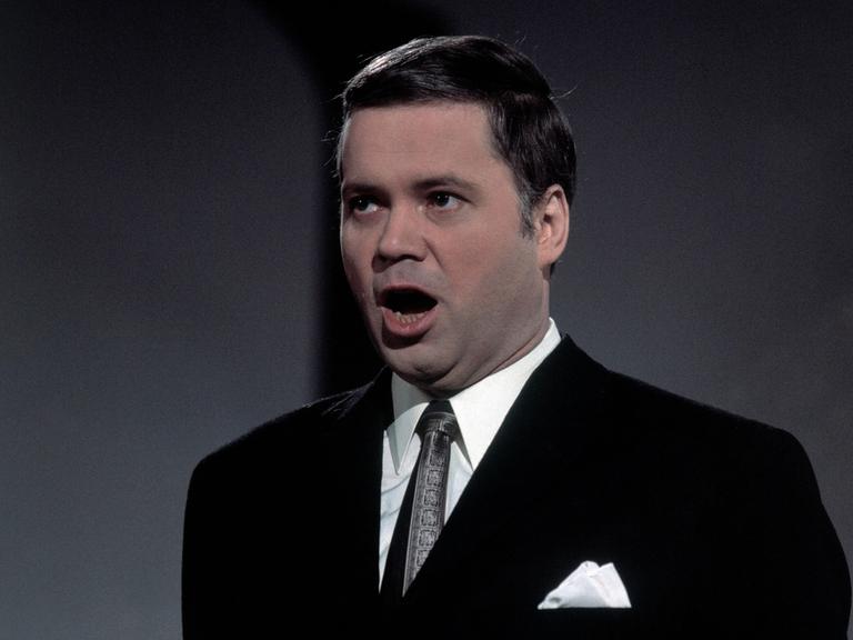 Dietrich Fischer-Dieskau bei einer Fernsehraufzeichnung singend im Februar 1969. 