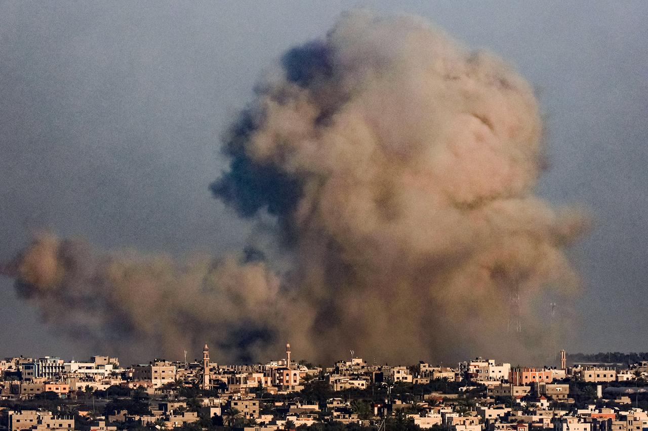Eine große Rauchwolke steht über der Stadt Chan Junis im Süden des Gazastreifens. 