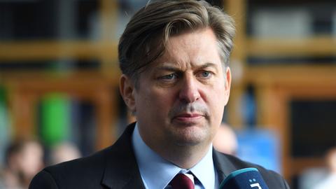 Maximilian Krah (AfD-Spitzenkandidat für die Europawahl ) gibt ein Interview 
