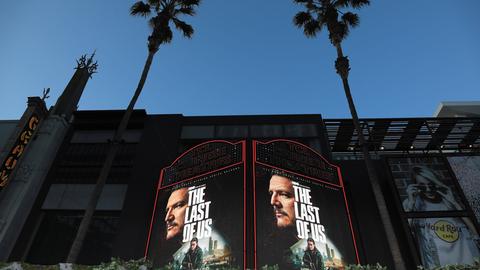 Plakate kündigen die Premiere der Serie "The Last Of Us - Season 2" an