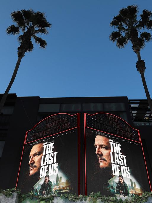 Plakate kündigen die Premiere der Serie "The Last Of Us - Season 2" an