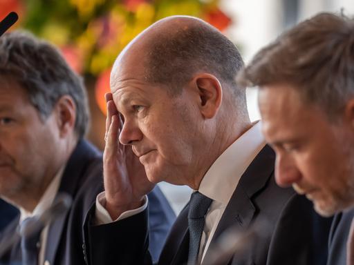 Bundeskanzler Olaf Scholz (SPD) zwischen (links) Bundeswirtschaftsminister Robert Habeck (Bündnis 90/Die Grünen) und dem Bundesfinanzminister  Christian Lindner (FDP). 